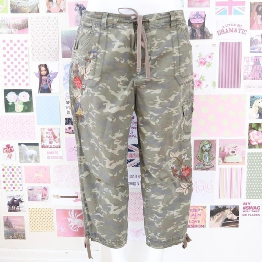style &‎ co camo embroidered cargo capris size 16
